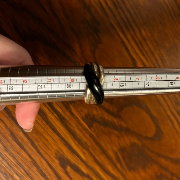 Sterling Silver and Onyx Twist Ring size 8 - Picture 3 of 3